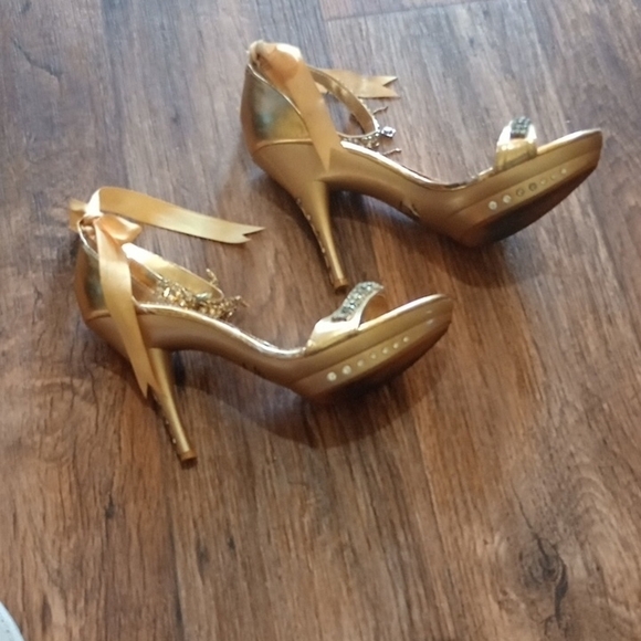 Cinderella Gold Stiletto Heels with Rhinestone Embellishments - Picture 3 of 5